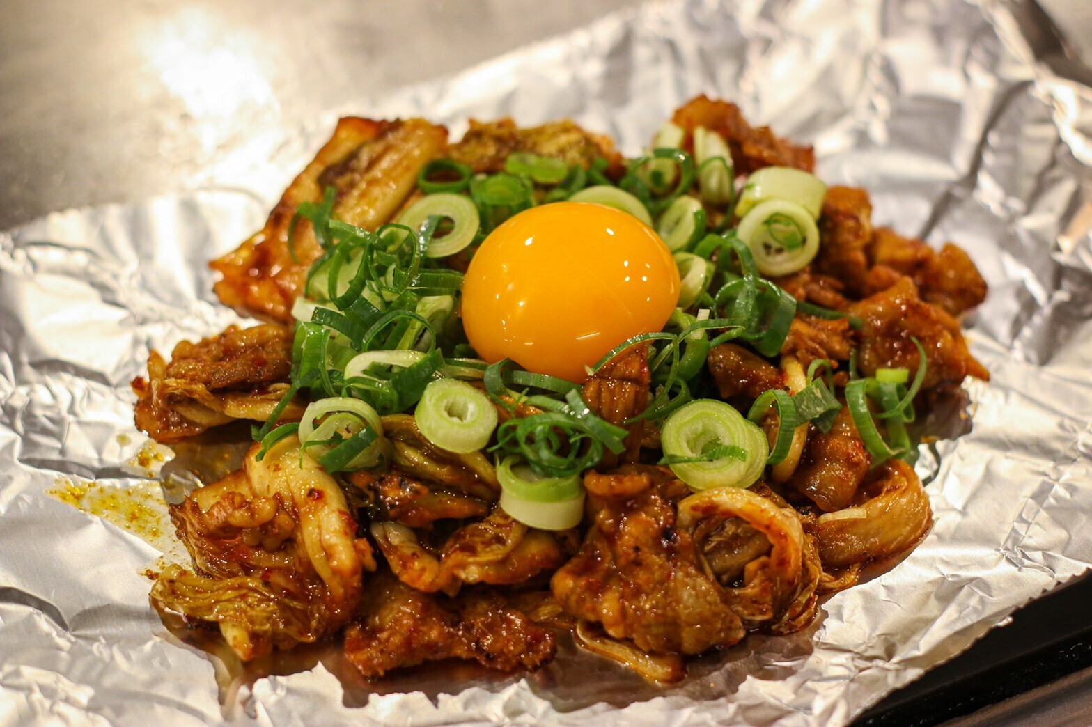 卵黄をのせた鉄板料理